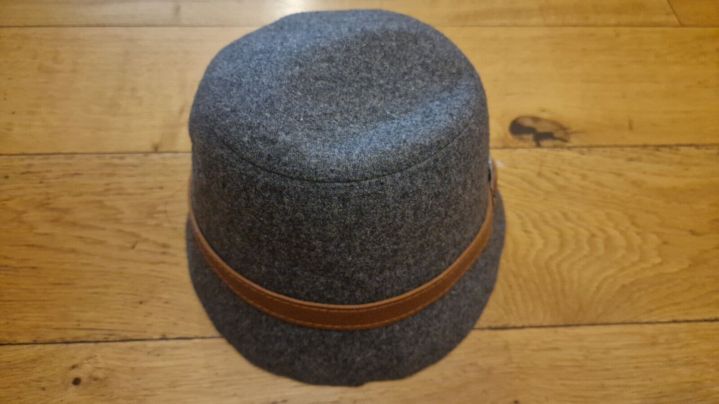 1940s vintage womens hat in grey wool with a brown leather band for classic style
