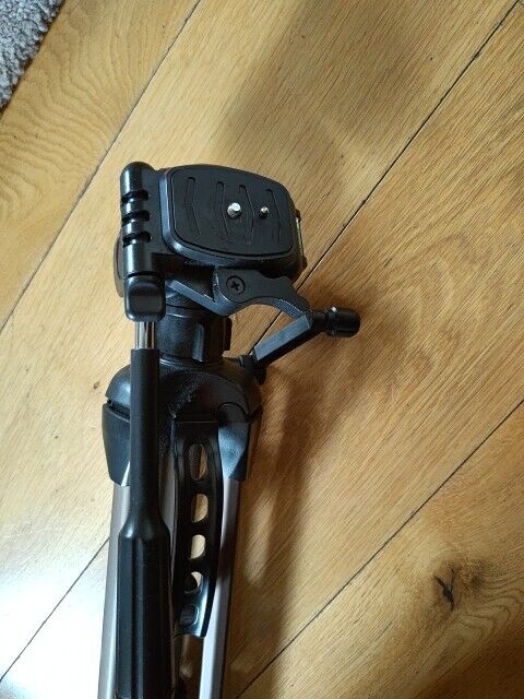 Close-up of the Hama Star 61 tripod head with quick-release plate and adjustable features