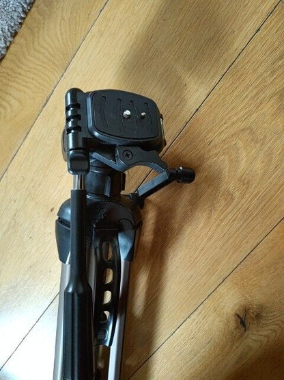Close-up of the Hama Star 61 tripod head with quick-release plate and adjustable features