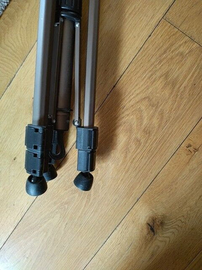 Hama Star 61 tripod legs with rubber feet for stability on various surfaces